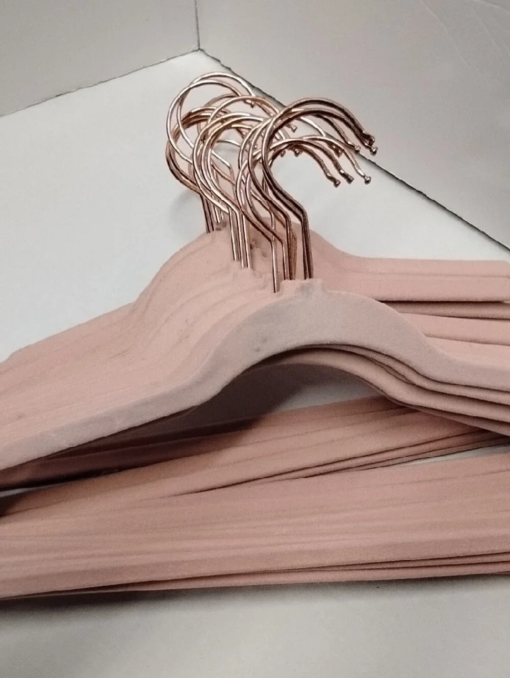 Soft Pink Velvet Women’s Hangers with Rose Gold Hooks 19